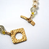 Collier de noire brillant jaune