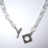 Collier de noire brillant blanc